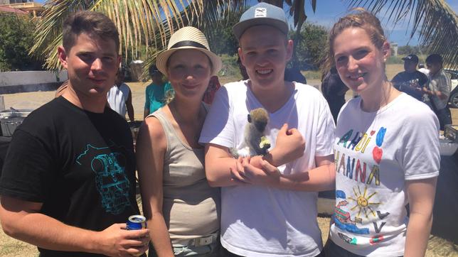Bild: BR/Bewegte Zeiten GmbH/Gerrit Mannes Rezeptionist Christoph Hally, die Küchenpraktikanten Elisabeth Eibach und Andreas Stocker und Schreinerei-Praktikantin Johanna Frey mit einem Äffchen beim Crew-Ausflug auf St. Kitts in der Karibik.