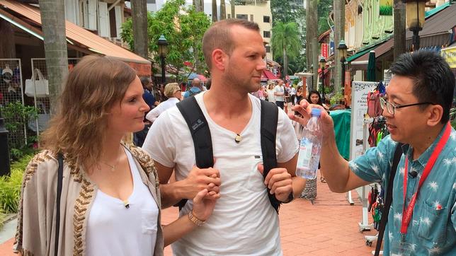 Bild: BR Caro und Mopie bei ihrer Tour durch Singapur mit Guide Richard.