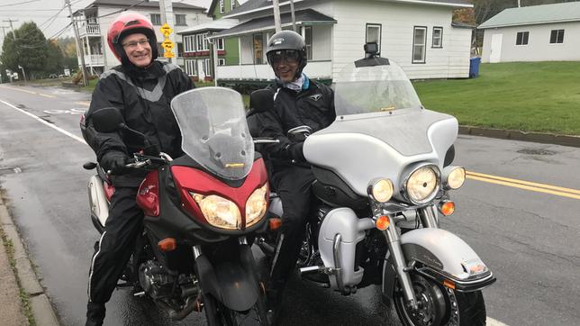 Passagier Raul Kraaier (von Beruf Flusskreuzfahrtkapitän, rechts im Bild) unternimmt in Trois-Rivières, Kanada, mit Kapitän Elmar Mühlebach einen Motorrad-Ausflug.