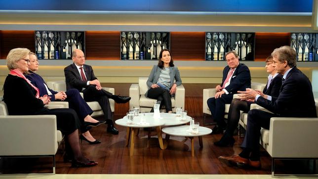 Bild: NDR/Wolfgang Borrs v.l.: Angela Inselkammer (Präsidentin des Bayerischen Hotel- und Gaststättenverbandes DEHOGA), Cerstin Gammelin (Stellvertretende Leiterin des Parlamentsbüros der "Süddeutschen Zeitung"), Olaf Scholz (SPD), Anne Will (Moderatorin), Armin Laschet (CDU), Claudia Spies (Ärztliche Leiterin des Charité Centrums für Anästhesiologie und Intensivmedizin), Alexander Kekulé (Direktor des Instituts für Medizinische Mikrobiologie an der Martin-Luther-Universität Halle-Wittenberg)