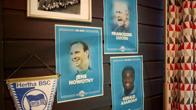 Bilder von Jens Nowotny, Franciszek Smuda und Gerald Asamoah hängen in der Sportschule an der Wand