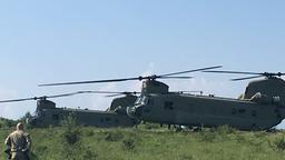 Chinook-Helikopter der US-Armee sorgen für den Truppentransport auf dem Übungsgelände.