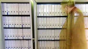 Bild: dpa/Arne Dedert Ein Schrank mit Akten