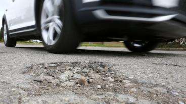 Bild: dpa Marode Straßen kosten die Wirtschaft Zeit und Geld.