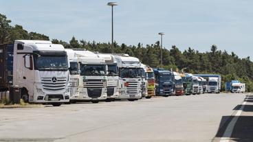 Bild: dpa LKWs stehen im Stau – wegen Bauarbeiten.