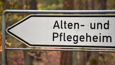 Bild: dpa Pflegeheime suchen Personal.