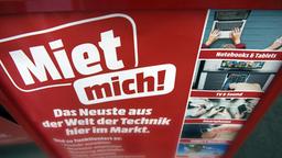 Ein Schild, auf dem erklrt ist, wie man in einem Elektromarkt Waren mietet