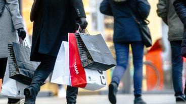Bild: dpa Menschen mit Einkaufstüten in einer Fußgängerzone