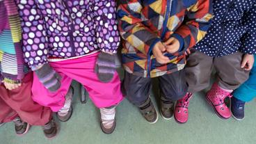 Bild: dpa Kinder stehen in einer Reihe