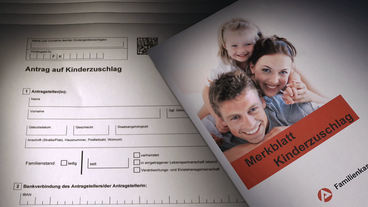 Bild: Mitteldeutscher Rundfunk Der Antrag auf Kinderzuschlag mit Merkblatt, auf dem eine lachende Familie abgebildet ist-