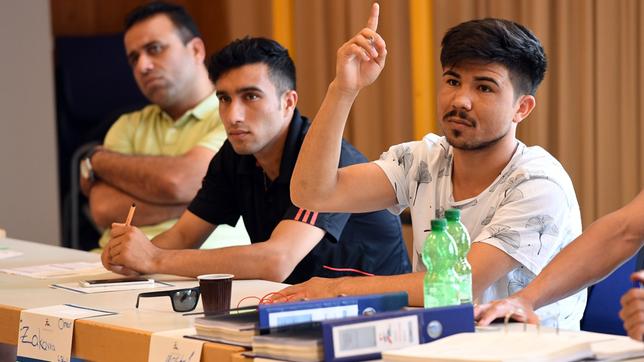 Bild: dpa Flüchtlinge machen in Berlin eine Ausbildung zum Sport-Übungsleiter.