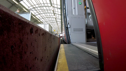 Eine Aufnahme vom Trittbrett eines Nahverkehrszugs zeigt am Beispiel des Bahnhofs Halle (Saale), welche Stufe Nahverkehrsreisende an einem Bahnsteig mit 76 Zentimetern Hhe zu berwinden haben. 
