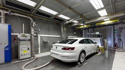 Ein Volkswagen Arteon steht whrend eines WLTP-Abgastests auf einem Rollenprfstand im VW-Hauptwerk. 