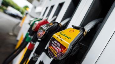 Bildquelle: dpa Diesel an der Zapfsäule