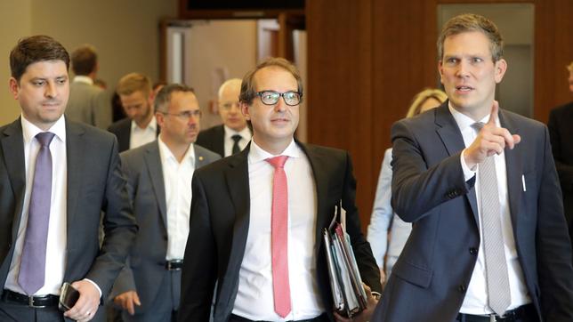 Bundesverkehrsminister Alexander Dobrindt (CSU) kommt am 02.08.2017 in Berlin mit Mitarbeitern nach dem Diesel-Gipfel aus dem Bundesinnenministerium.