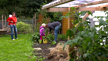 Bild: Mitteldeutscher Rundfunk Eine Familie arbeitet im Garten.