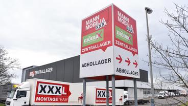 Bild: dpa Einige Mitarbeiter von XXXLutz äußerten sich über ihr Unternehmen kritisch.