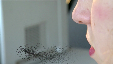Bild: Mitteldeutscher Rundfunk Eine Bildmontage stellt Laserdrucker-Partikel dar, die von einem Menschen eingeatmet werden.