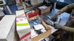 Kontrolle im Rcksendezentrum: Pakete mit Retouren. 