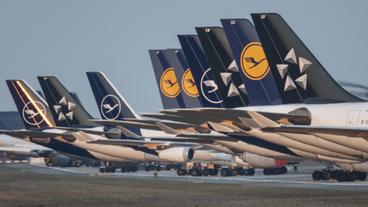 Bis auf weiteres auer Dienst gestellt: Passagiermaschinen der Lufthansa parken auf einer Landebahn am Flughafen.