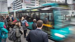 Eine Bushaltestelle in Frankfurt.
