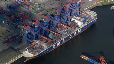 Containerschiff im Hafen