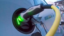 Ein Elektroauto an einer E-Tankstation. 