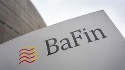 Das Logo der Finanzaufsicht BaFin auf einem Schild vor einem Gebude.