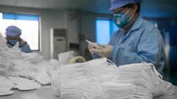 Arbeiterinnen zhlen in einer Fabrik in Schanghai Atemschutzmasken.