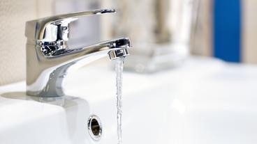 Wasser luft aus einem Hahn.