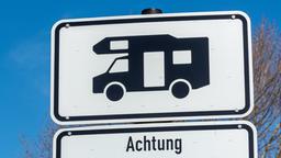 Ein Schild, auf dem ein Wohnmobil zu sehen ist.