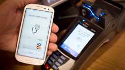 Ein Smartphone und ein Kartenlesegert