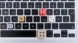 Wrfel auf einer Computertastatur