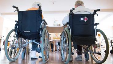 Senioren im Rollstuhl im Pflegeheim