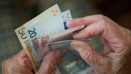 Hand mit Geldscheinen