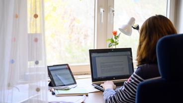 Frau im Home Office