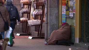 Ein Obdachloser liegt auf der Strae