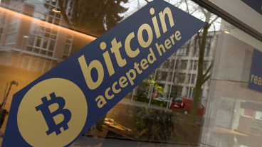 Bild: SWR Bitcoin Akzeptanz-Schild in einem Schaufenster
