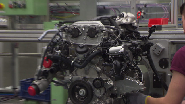 Bild: SWR Ein Fahrzeugmotor in der Produktion