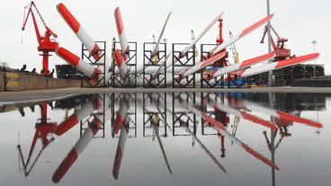 Windkraft-Rotoren in einem chinesischen Hafen