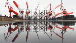 Windkraft-Rotoren in einem chinesischen Hafen