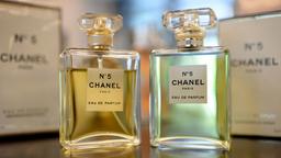 Zwei Parfum-Flakons von Chanel nebeneinander.