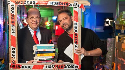 Literaturkritiker Denis Scheck (l.) mit Regisseur Andreas Ammer (Bild: WDR/ Bernd-Michael Maurer)