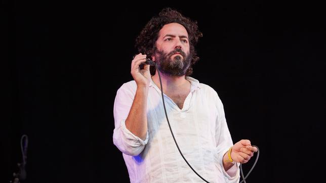 Bild: picture alliance / CITYPRESS24 Sänger Dan Bejar bei einem Auftritt mit der Band Destroyer in oslo