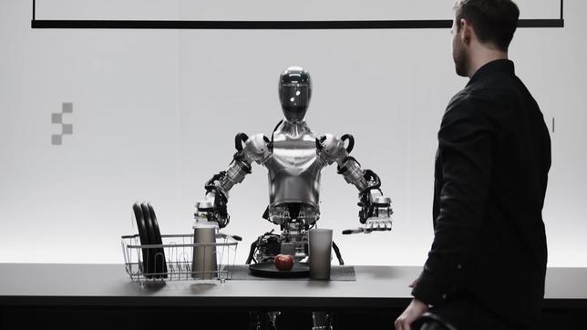 Ein menschenähnlicher Roboter steht einem Menschen gegenüber