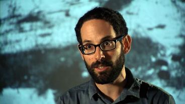 Bild: ttt/ttt Gilad Baram in der Ausstellung