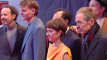 Hans Coppi jr. ist mit Schauspielerin Liv Lisa Fries auf dem Roten Teppich der Berlinale.