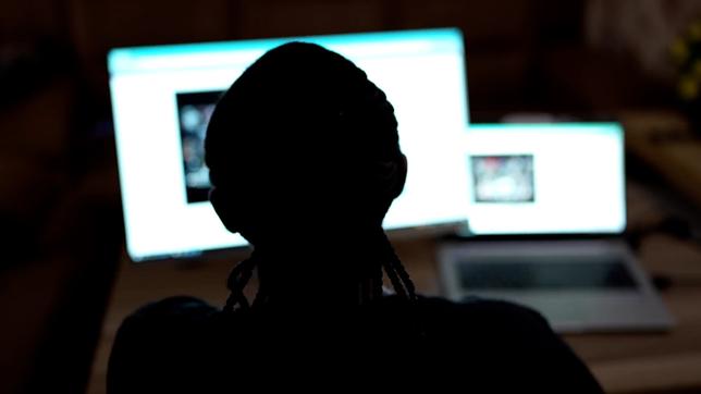 Bild: hr Eine Klickarbeiterin in Kenia scannt Videomaterial für ein KI-Dienstleistungsunternehmen