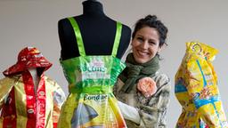 Katell Gélébart arrangiert  ein von ihr gestaltetes Kleid. (Bild:  picture alliance / dpa /  Christian Charisius)