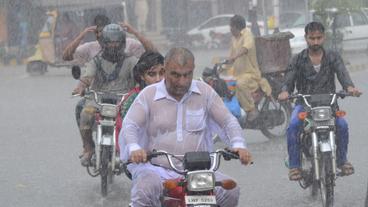 Bild: dpa/dpa Männer auf Mopeds in Lahore (Pakistan)